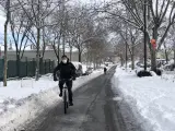 Un ciclista por una v&iacute;a limpia de nieve en Madrid.