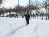 Un hombre camina por un vial creado en la nieve.