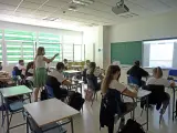 Alumnos atienden durante una clase semipresencial de Matemáticas en el Colegio Ábaco, en Madrid