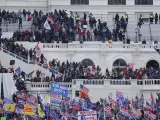 Seguidores del presidente saliente de EE UU, Donald Trump, asaltan el Capitolio, en Washington DC.