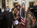 Jacob Albert Chansley, también conocido como Jake Angeli ('El Lobo de Yellowstone' en YouTube), disfrazado de bisonte durante el asalto al Capitolio de los seguidores de Donald Trump, el 6 de enero de 2021.
