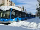 Varios autobuses de la Empresa Municipal de Transportes (EMT) tras la nevada fruto del temporal Filomena, en Madrid (Espa&ntilde;a), a 10 de enero de 2021.