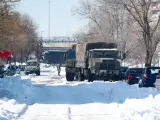 Un camión de la Unidad Militar de Emergencias (UME) colabora en la retirada de nieve y hielo