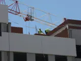Dos obreros trabajan en la construcción de un edificio en Madrid.