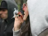Chica fumando porro