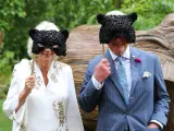 El príncipe Carlos de Inglaterra y Camilla de Cornualles, con máscaras.
