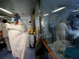 Profesionales sanitarios trabajan en una de las UCI del Hospital Clínic de Barcelona para pacientes con coronavirus.