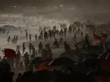 La playa de Ipanema, en Río de Janeiro, Brasil, llena de gente pese a la pandemia de COVID-19.