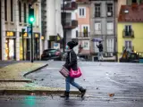 Una mujer camina por una calle de Lisboa.