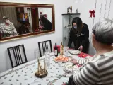 Una mujer viuda y de riesgo, Carmina con su hija Patricia preparan la cena de Nochebuena durante la pandemia en Móstoles (Madrid), a 24 de diciembre de 2020. Los años anteriores, esta familia han pasado las cenas de Navidad con más parie