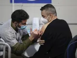 Un israel&iacute; es vacunado contra la Covid-19 en Tel Aviv, Israel.