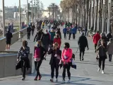Numerosas personas pasean y practican deporte en la playa de Somorrostro de Barcelona en plena tercera ola del coronavirus.