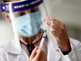 Una enfermera prepara una dosis de vacuna contra la Covid-19.