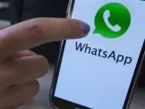 Una persona utilizando la aplicación WhatsApp.