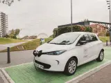 Un coche eléctrico en un poste de recarga.