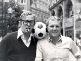 Michael Caine y Bobby Moore, en la premiere de 'Evasi&oacute;n o victoria' en Londres (1981).