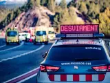 Un coche de Mossos d'Esquadra y ambulancias del Sistema d'Emergències Mèdiques (SEM) durante un accidente de tráfico en una imagen de archivo.
