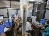 Un hombre recibe su primera dosis de una vacuna contra la Covid-19 dentro del Centro de Vacunaci&oacute;n del Hospital Shatabdi en Mumbai, India.