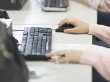 Una mujer trabajando con un ordenador.