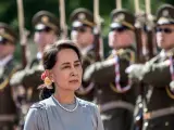La premio Nobel de la Paz y líder del partido birmano Liga Nacional para la Democracia Aung San Suu Kyi, pasa revista a una guardia de honor en Praga (República Checa), en 2019.