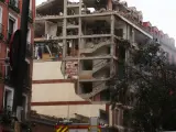 Aspecto de un inmueble momentos posteriores a una fuerte explosión registrada la calle Toledo que ha hundido varias plantas del edificio, en Madrid, (España).