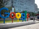 El logo de Google, junto a las oficinas de la compañía en Pekín, China.