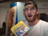 El 'youtuber' Logan Paul con una de sus cajas de cartas 'Pokémon'.