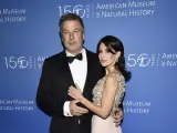 El actor Alec Baldwin junto a su esposa, Hilaria Baldwin, en una imagen de 2019.