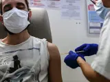 Un sanitario recibe una dosis de la vacuna de AstraZeneca en Lyon, Francia.