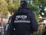 Un efectivo de la Policía Local de Mijas informa a ciudadanos sobre medidas COVID