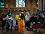 Una mujer recibe la vacuna contra la Covid-19 en la catedral de Lichfield (Reino Unido).