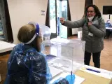 Una mujer votando este mi&eacute;rcoles en la simulaci&oacute;n del 14-F en la Masia Freixa de Terrassa.