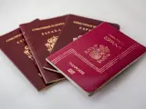 Varios pasaportes españoles colocados sobre una mesa.
