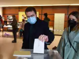 El cap de llista d'ERC a les eleccions al Parlament, Pere Aragonès, vota al seu col·legi electoral. Imatge del 14 de febrer de 2021. (Horitzontal)