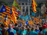Cientos de personas con banderas de la estelada (bandera independentista catalana) durante la manifestación convocada por la Asamblea Nacional Catalana (ANC) con el lema 'Objectiu Independència (Objetivo independencia)
