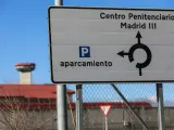 Un cartel indica la dirección a la entrada de la Cárcel de Valdemoro/Centro Penitenciario Madrid III, junto al exterior de la prisión.