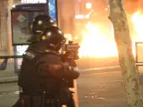 Un agente de los Mossos d'esquadra dispara una bala de foam durante los disturbios por el encarcelamiento del rapero Pablo Hasel, el 16 de febrero de 2021.