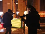 Un periodista fotograf&iacute;a a un agente de Mossos d'Esquadra con una pistola de foam durante las protestas por el encarcelamiento de Hasel en Barcelona.