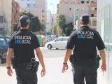 Archivo - Dos agentes de la Policía Local de Ibiza. Archivo.