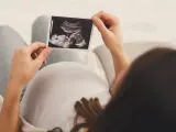 Embarazada mirando una la ecograf&iacute;a de su beb&eacute;.