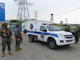 Una ambulancia traslada el cadáver de un recluso, muerto durante un motín en la cárcel Libertad Zonal 8, en Guayaquil (Ecuador).