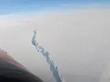 Imagen aérea de la grieta que ha provocado el desprendimiento de un iceberg gigante de la Antártida.