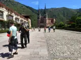 Archivo - Turistas paseando en el Santuario de Covadonga con mascarillas este verano.