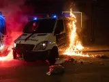 La furgoneta de la Guardia Urbana de Barcelona que ha sido quemada durante la manifestación de Barcelona en apoyo a Pablo Hasel.