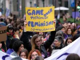 Una manifestante lleva una pancarta con el lema "game over patriarcado" durant la manifestación del 8M en Barcelona el 8 de marzo de 2020.