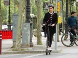 Una usuaria del patinete eléctrico en la Avenida Diagonal de Barcelona.