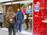 Varias personas con cita previa esperan para entrar en una oficina del SEPE (antiguo INEM), en Valencia, Comunidad Valenciana (Espa&ntilde;a), a 12 de febrero de 2021.