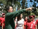 Hugo Chávez, señalando un edificio a expropiar.