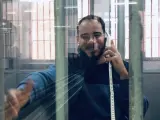 Pla mitjà on es pot veure al raper Pablo Hasel parlant a través d'un telèfon en una de les cabines de visita de la presó de Ponent, el 3 de març de 2021. (Vertical)
