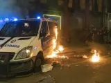 Arde una furgoneta de la Guardia Urbana de Barcelona durante una manifestación de Barcelona en apoyo a Pablo Hasel.